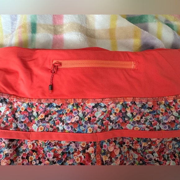 Lululemon floral speed short size 10 - Picture 4 of 7